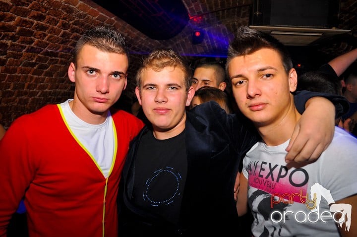 Distracţie în Club Escape, 