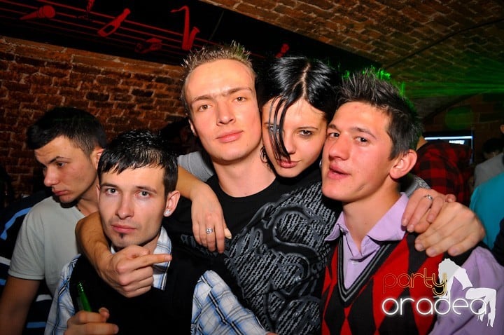 Distracţie în Club Escape, 