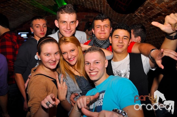 Distracţie în Club Escape, 