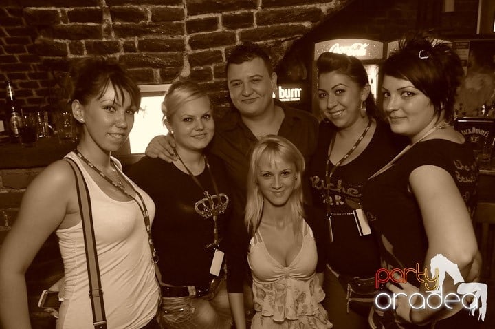 Distracţie în Club Escape, 