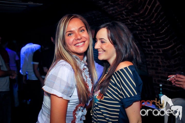 Distracţie în Club Escape, 