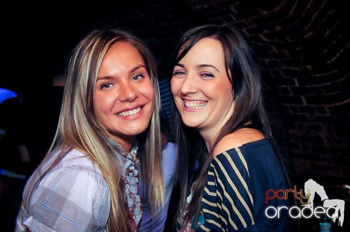 Distracţie în Club Escape, 