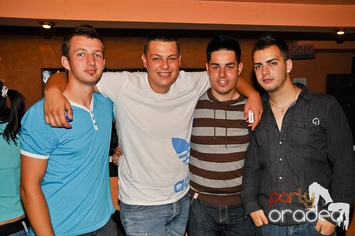 Distracţie în Club Seven, 