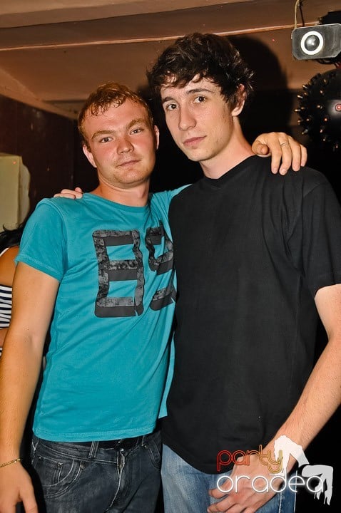 Distracţie în Club Seven, 