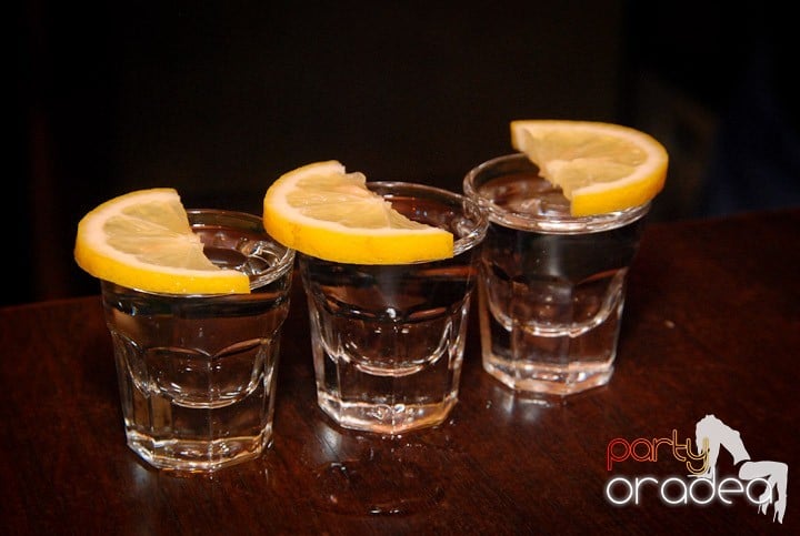 Distracţie în Club Seven, 