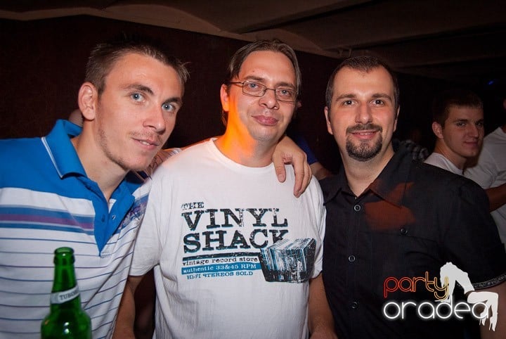 Distracţie în Club Seven,