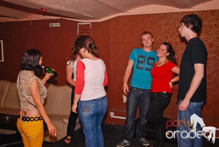 Distracţie în Club Seven, 