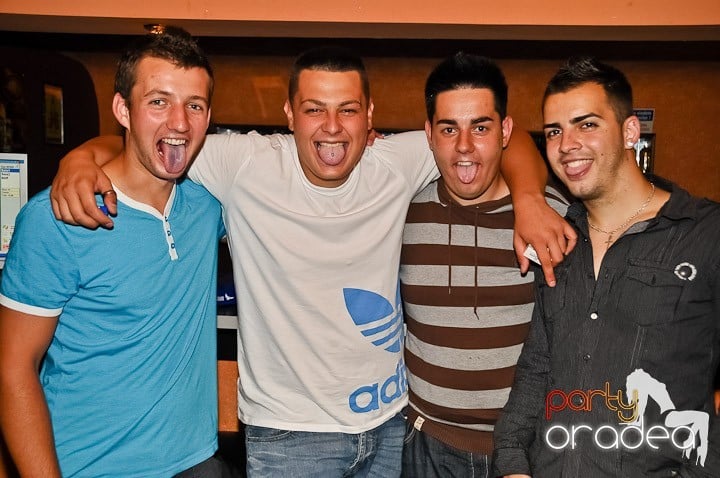 Distracţie în Club Seven, 