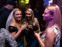 Distracţie în Lord's Pub