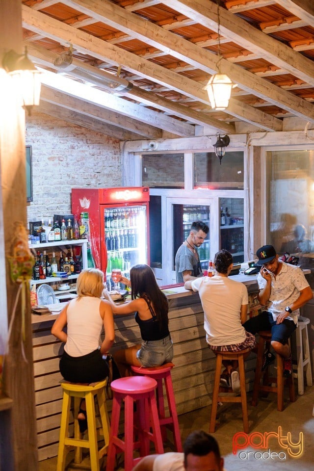 Distracţie la Bodega, Bodega