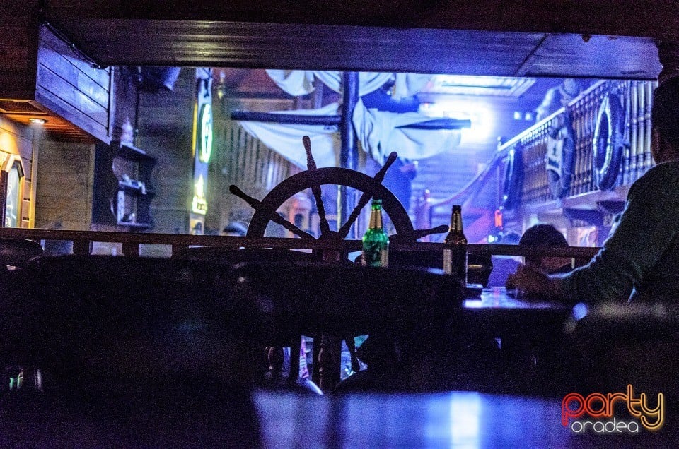 Distracţie la Columbus Cafe, Columbus Cafe