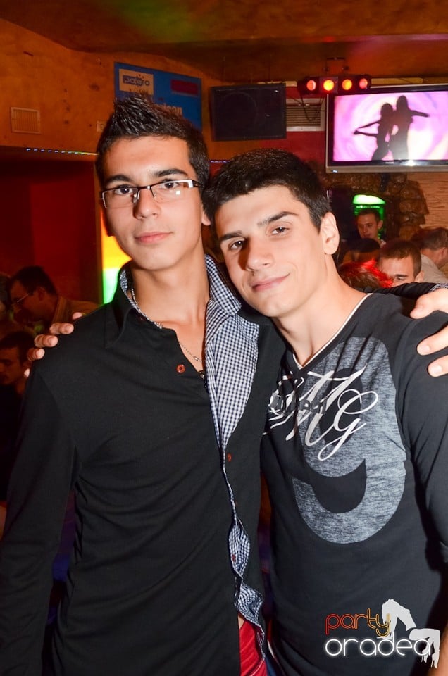 Distracţie la maxim în Club Downtown, 