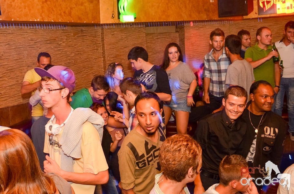 Distracţie la maxim în Club Downtown, 