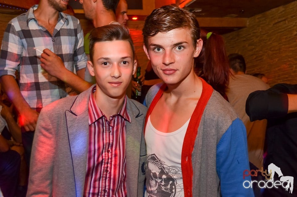 Distracţie la maxim în Club Downtown, 