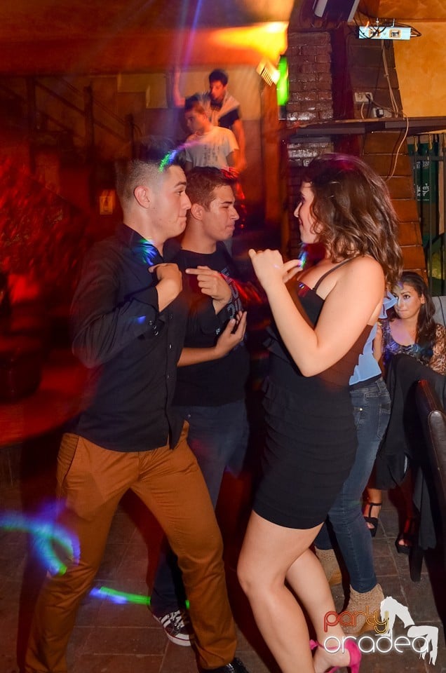 Distracţie la maxim în Club Downtown, 