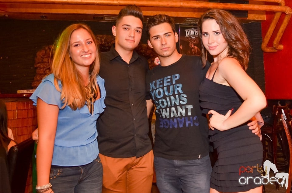 Distracţie la maxim în Club Downtown, 