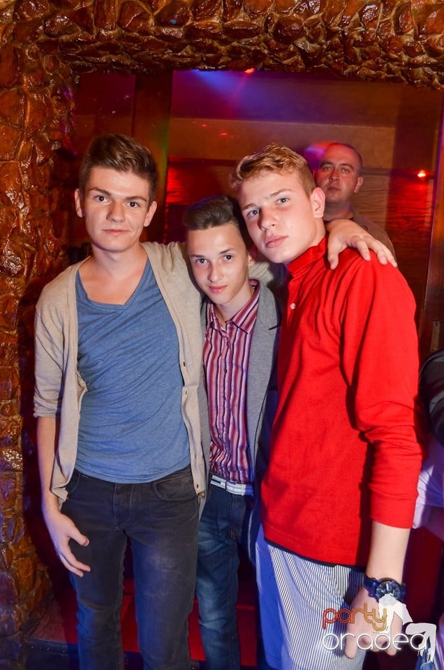 Distracţie la maxim în Club Downtown, 