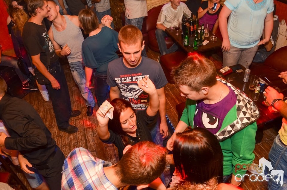 Distracţie la maxim în Club Downtown, 