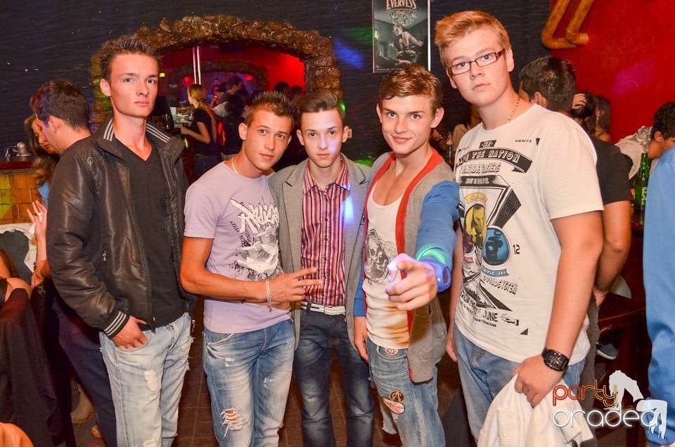 Distracţie la maxim în Club Downtown, 
