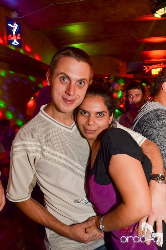 Distracţie la maxim în Club Downtown, 