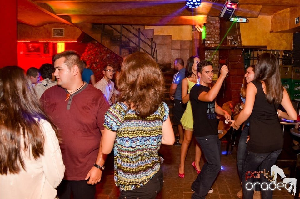 Distracţie la maxim în Club Downtown, 