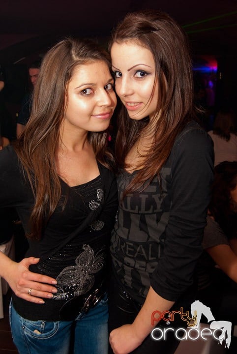 Distracţie mare în Club Atti's, 