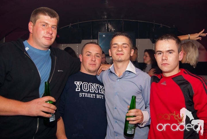 Distracţie mare în Club Atti's, 