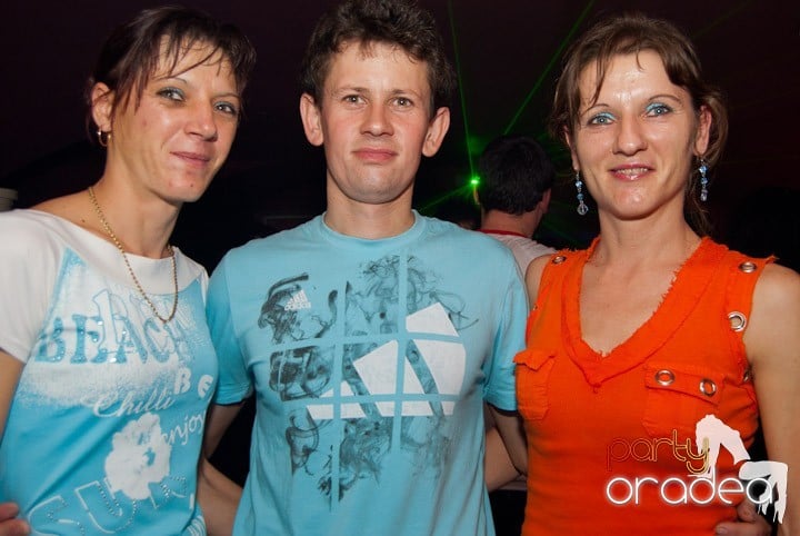 Distracţie mare în Club Atti's, 