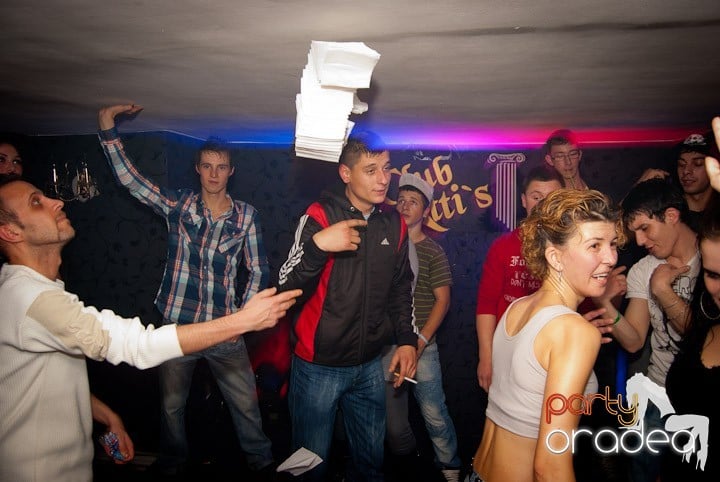 Distracţie mare în Club Atti's, 