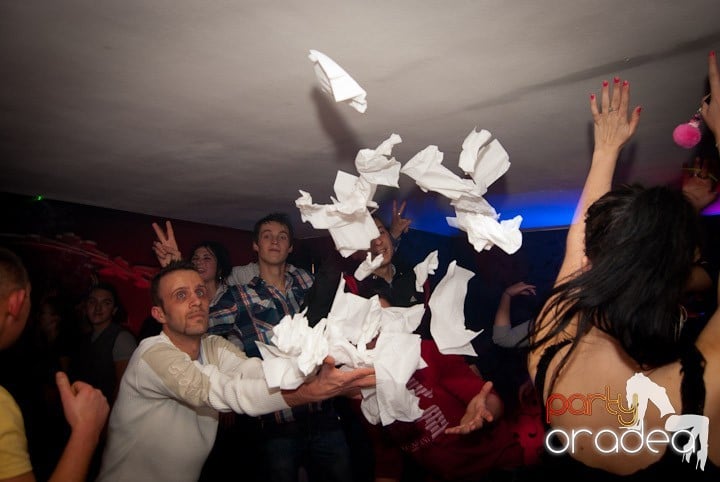 Distracţie mare în Club Atti's, 