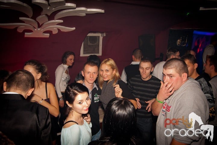 Distracţie mare în Club Atti's, 