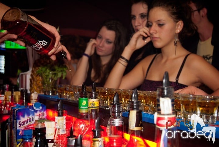 Distracţie mare în Club Atti's, 