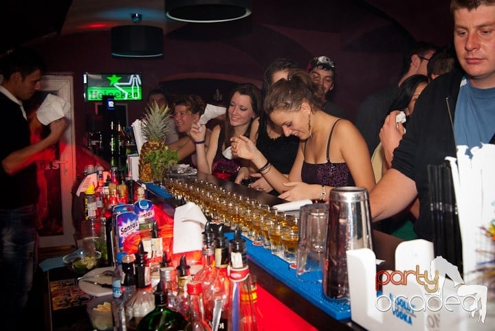 Distracţie mare în Club Atti's, 