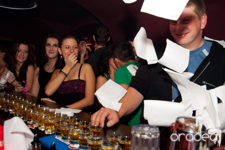 Distracţie mare în Club Atti's, 