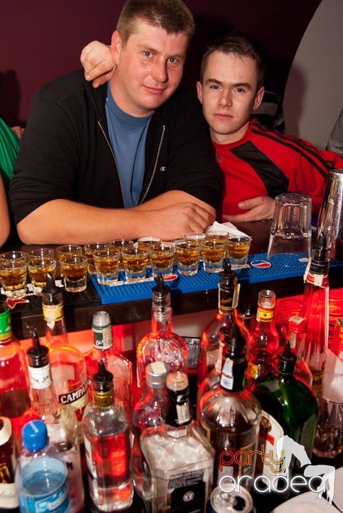 Distracţie mare în Club Atti's, 