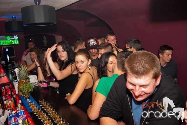 Distracţie mare în Club Atti's, 