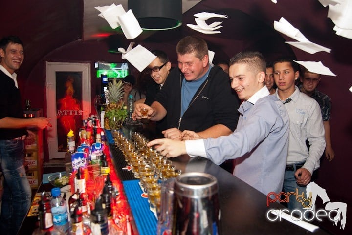 Distracţie mare în Club Atti's, 
