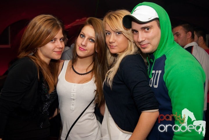 Distracţie mare în Club Atti's, 