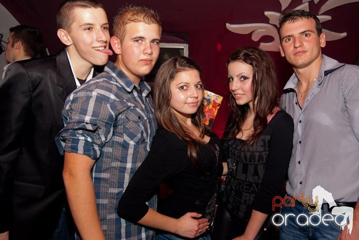 Distracţie mare în Club Atti's, 