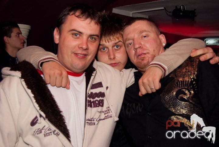 Distracţie mare în Club Atti's, 