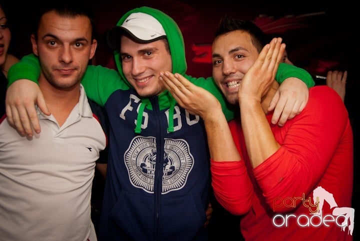 Distracţie mare în Club Atti's, 