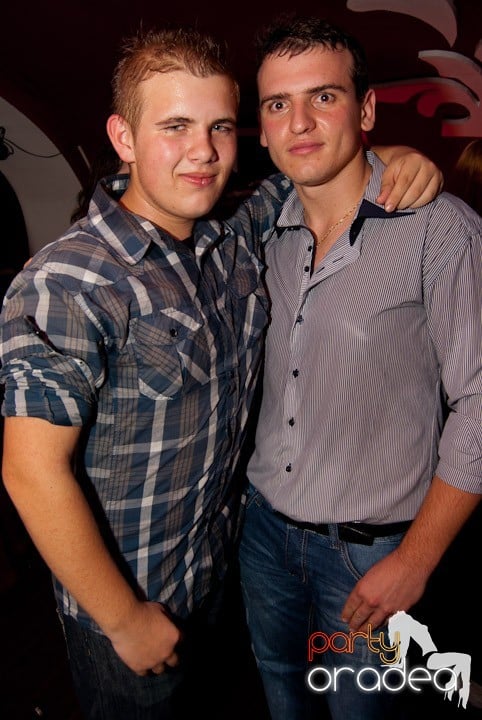 Distracţie mare în Club Atti's, 