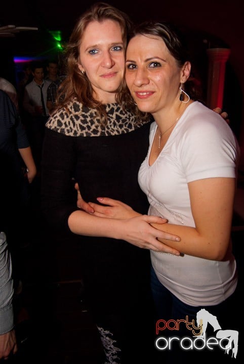 Distracţie mare în Club Atti's, 