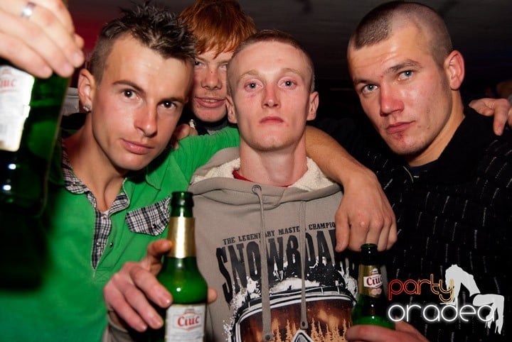 Distracţie mare în Club Atti's, 