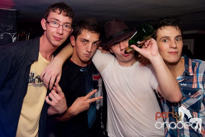 Distracţie mare în Club Atti's, 