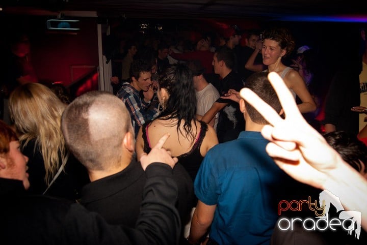 Distracţie mare în Club Atti's, 