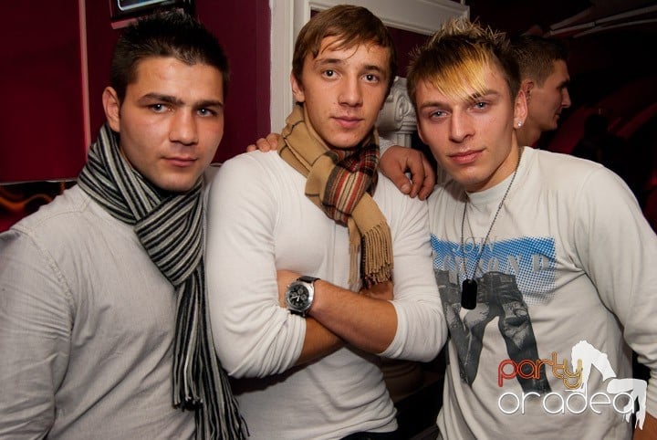 Distracţie mare în Club Atti's, 