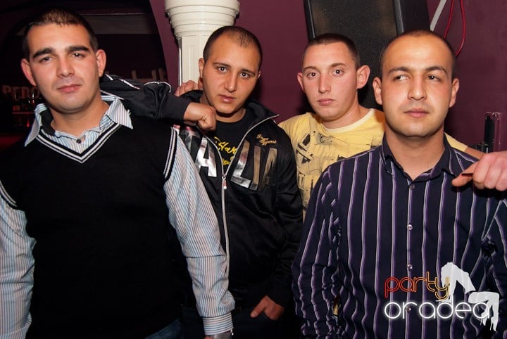 Distracţie mare în Club Atti's, 