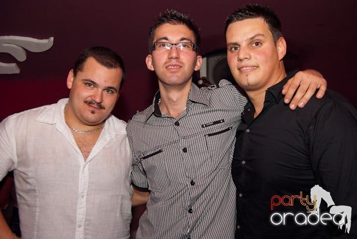 Distracţie mare în Club Atti's, 