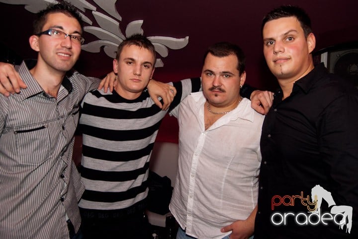 Distracţie mare în Club Atti's, 